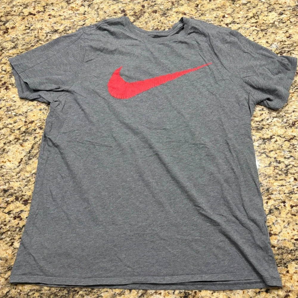 Nike Mens Gray Athletic Cut T-Shirt Red Swoosh Logo XL Short Sleeve Tee ws